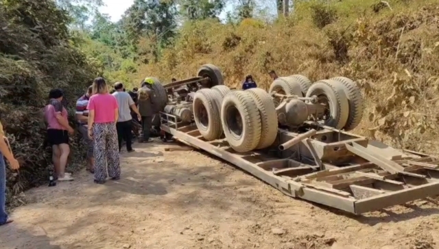 รถเทเลอร์บรรทุกแบคโฮแหกโค้งลงเขาทับร่าง 2 คนขับสาหัส