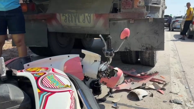 สุดสลด! แม่ร่ำไห้กอดร่างลูกชาย ขี่ จยย.ชนท้ายรถพ่วงดับ