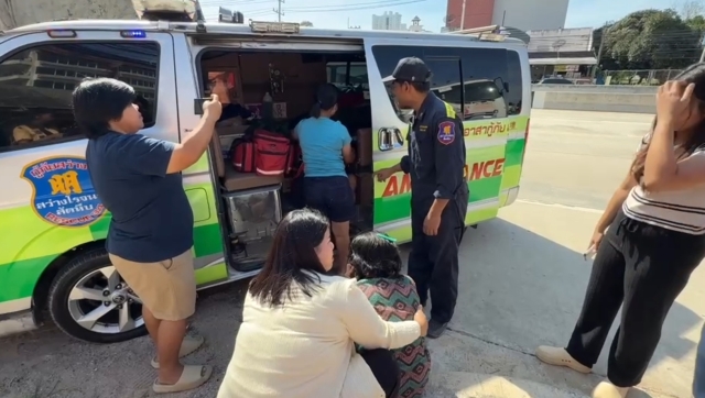 สุดสลด! แม่ร่ำไห้กอดร่างลูกชาย ขี่ จยย.ชนท้ายรถพ่วงดับ