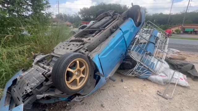 กระบะคว่ำหอยเกลื่อนถนน