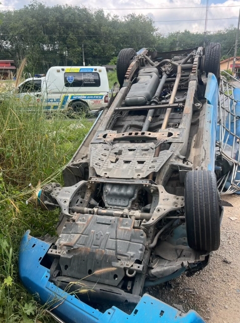 กระบะคว่ำหอยเกลื่อนถนน