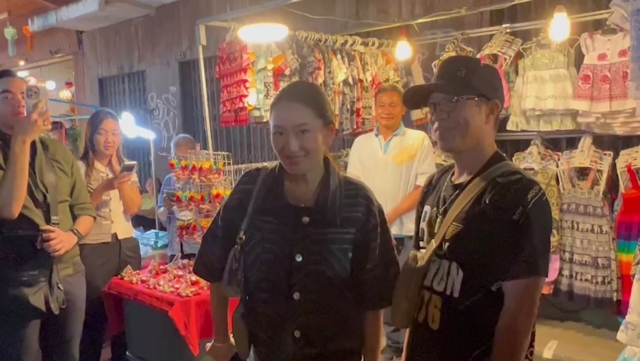 นายกฯอิ๊งค์ ควง สามีช้อปปิ้งถนนคนเดินวัวลาย 