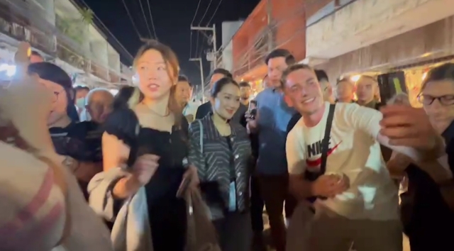 นายกฯอิ๊งค์ ควง สามีช้อปปิ้งถนนคนเดินวัวลาย 