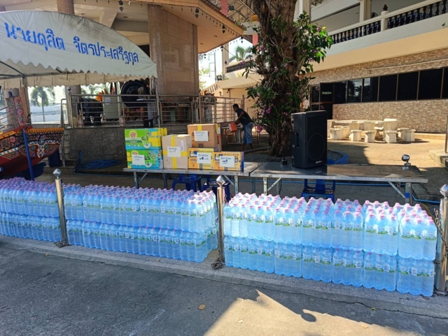 &ldquo;บิ๊กโจ๊ก&rdquo; นำทีมสมาคมชาวปักษ์ใต้ ขนถุงยังชีพ ช่วยชาวสงขลา