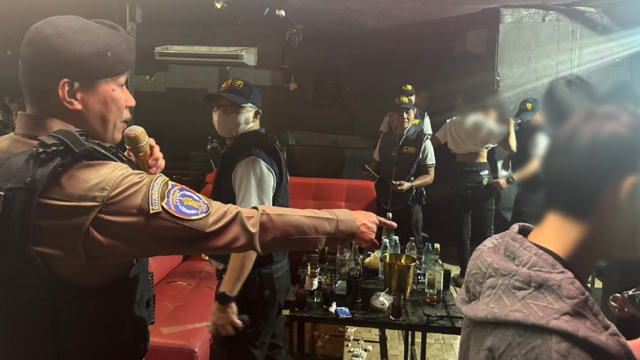 บุกจับคาราโอเกะ &ldquo;ลาว-เมียนมา&rdquo; อึ้ง! ให้บริการเด็ก 14 ปี