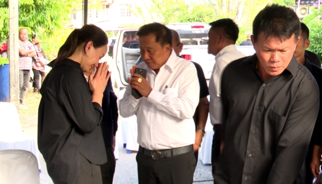 &ldquo;ทักษิณ-ธรรมนัส&rdquo; ส่งพวงหรีดอาลัย สจ.โต้ง ครอบครัวร่ำไห้ แช่งมือยิง