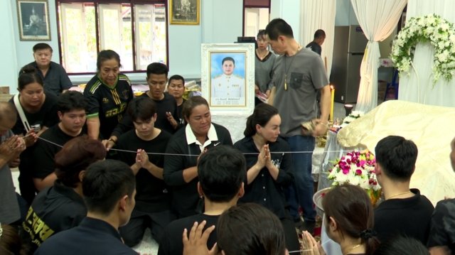 &ldquo;ทักษิณ-ธรรมนัส&rdquo; ส่งพวงหรีดอาลัย สจ.โต้ง ครอบครัวร่ำไห้ แช่งมือยิง